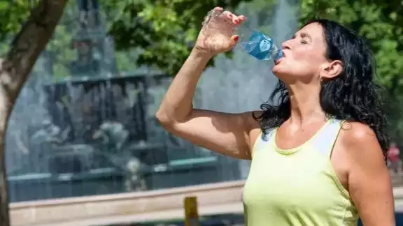 La Secretaría de Salud ha emitido una serie de recomendaciones esenciales para ayudar a la población a manejar las altas temperaturas que se están registrando