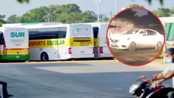 El auto fue abandonado cuadras más adelante detrás de una escuela secundaria