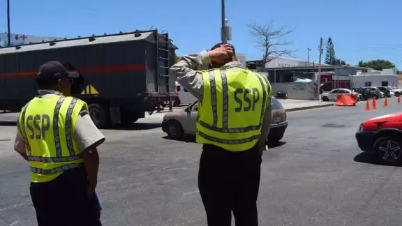 Camiones tuvieron que tomar una ruta alterna para encarrilarse rumbo a la ciudad de Mérida Camiones tuvieron que tomar una ruta alterna para encarrilarse rumbo a la ciudad de Mérida