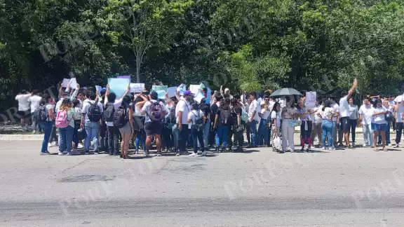 Más de 200 estudiantes marchan contra la administración de la Universidad Riviera Maya Más de 200 estudiantes marchan contra la administración de la Universidad Riviera Maya
