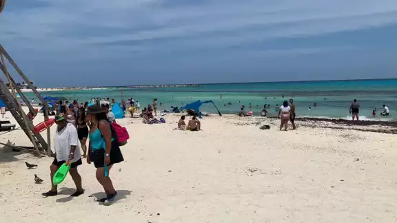 Aunque los turistas llegaban a la playa en compañía de familiares y amigos se retiraban Aunque los turistas llegaban a la playa en compañía de familiares y amigos se retiraban