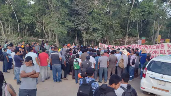 Los inconformes aseguraron que estarían apostados en el lugar hasta que sean atendidos Los inconformes aseguraron que estarían apostados en el lugar hasta que sean atendidos