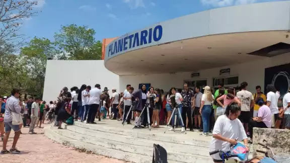 El recinto estuvo lleno para ver el eclipse solar El recinto estuvo lleno para ver el eclipse solar