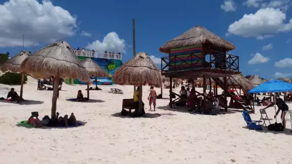 Ni la amenaza de Arlene evita que los bañistas lleguen a los arenales