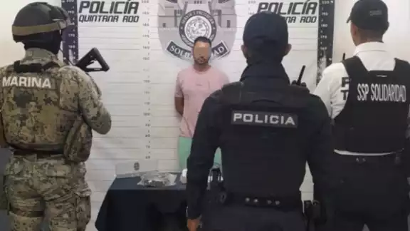 El hombre fue detenido luego de que el oficial canino le realizó un marcaje de alerta al pasar junto a él El hombre fue detenido luego de que el oficial canino le realizó un marcaje de alerta al pasar junto a él