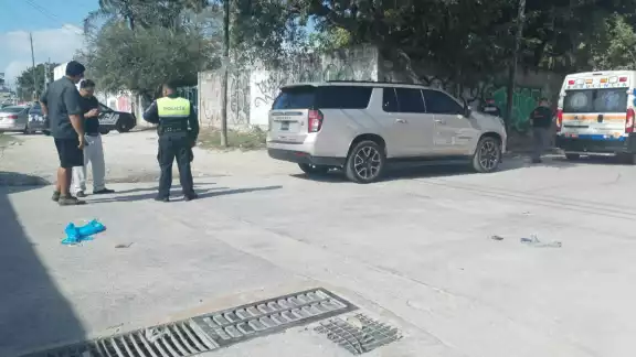El conductor de la camioneta, aunque intentó evitar el golpe, le pega de costado y lo proyecta algunos metros, para quedar al final tirado en el pavimento.