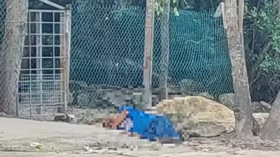 El cuerpo quedó tendido afuera de una tienda de abarrotes El cuerpo quedó tendido afuera de una tienda de abarrotes