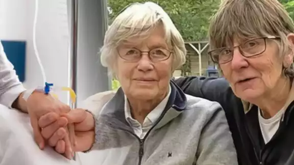 Monique y Loes una pareja de Países Bajos, decidieron terminar juntas con su vida al padecer una de ellas demencia y la otra una enfermedad muscular Monique y Loes una pareja de Países Bajos, decidieron terminar juntas con su vida al padecer una de ellas demencia y la otra una enfermedad muscular