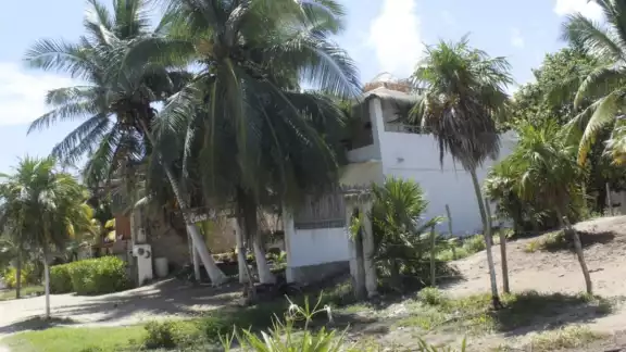 Palapas, cercas y camastros que invadan las playas de El Cuyo serán incendiadas Palapas, cercas y camastros que invadan las playas de El Cuyo serán incendiadas