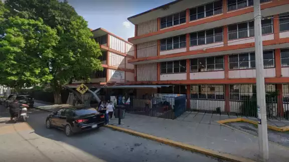 El padre huyó del sitio luego de golpear al maestro en la secundaria número 1 de Mérida El padre huyó del sitio luego de golpear al maestro en la secundaria número 1 de Mérida