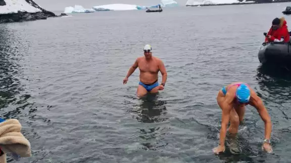 "Fue un nado muy exigido, procedemos de una zona cálida y hacer esto en estas temperaturas es tremendo", dijo "Fue un nado muy exigido, procedemos de una zona cálida y hacer esto en estas temperaturas es tremendo", dijo