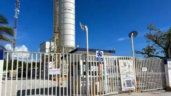 Durante 15 horas, diversas instancias recorrieron la zona y corroboraron los permisos faltantes Durante 15 horas, diversas instancias recorrieron la zona y corroboraron los permisos faltantes