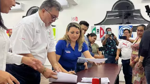 Dirigentes del albiazul y el tricolor solicitaron al Ieqroo la inscripción de su alianza “Fuerza y Corazón por Quintana Roo”. Dirigentes del albiazul y el tricolor solicitaron al Ieqroo la inscripción de su alianza “Fuerza y Corazón por Quintana Roo”.