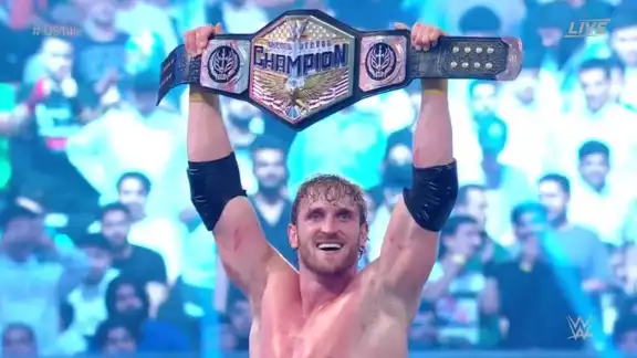 Logan Paul sostuvo su cinturón de victoria en la WWE Logan Paul sostuvo su cinturón de victoria en la WWE
