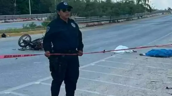 La pareja perdió el control d ela moto y se estrelló con el asfalto, muriendo instantáneamente La pareja perdió el control d ela moto y se estrelló con el asfalto, muriendo instantáneamente