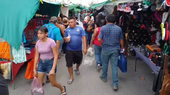 En el tianguis de la 100, considerado el más grande de la Península de
Yucatán En el tianguis de la 100, considerado el más grande de la Península de
Yucatán