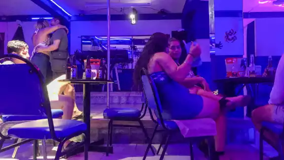A las chicas contratadas se les pide hacer un extra por 500 dólares A las chicas contratadas se les pide hacer un extra por 500 dólares