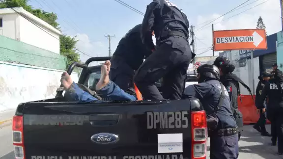El hombre cometió estos actos enfrente de mujeres y menores de edad El hombre cometió estos actos enfrente de mujeres y menores de edad