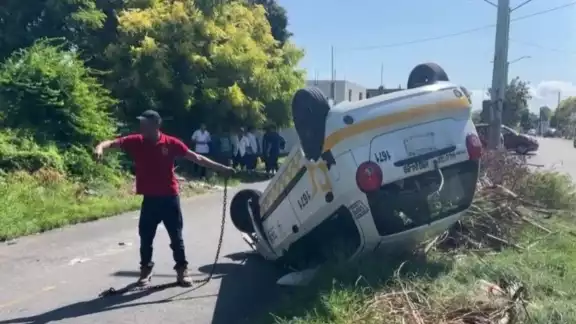 Uno de los autos terminó volcado en el camellón