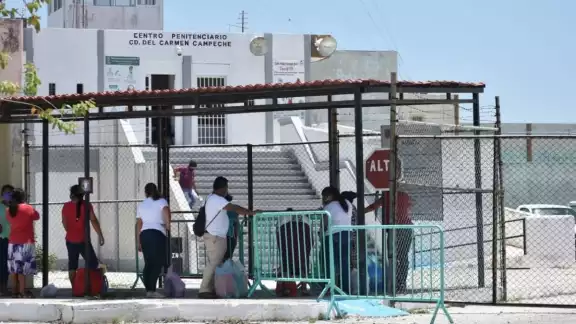 Familiares denuncian que la zona de la cárcel permanece bajo custodia para prevenir fugas, pero en el interior hay desorden Familiares denuncian que la zona de la cárcel permanece bajo custodia para prevenir fugas, pero en el interior hay desorden