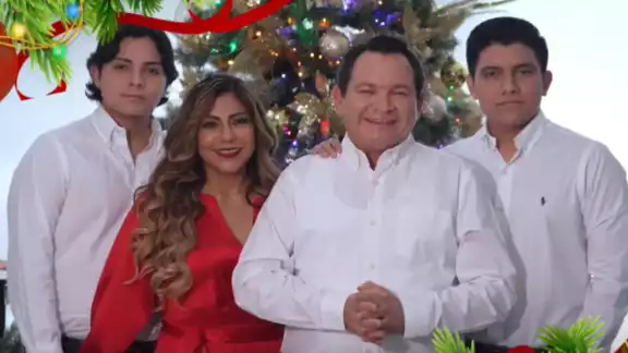 Joaquín Díaz Mena compartió el mensaje junto a su esposa Wendy y sus hijos Joaquín y Julián Joaquín Díaz Mena compartió el mensaje junto a su esposa Wendy y sus hijos Joaquín y Julián