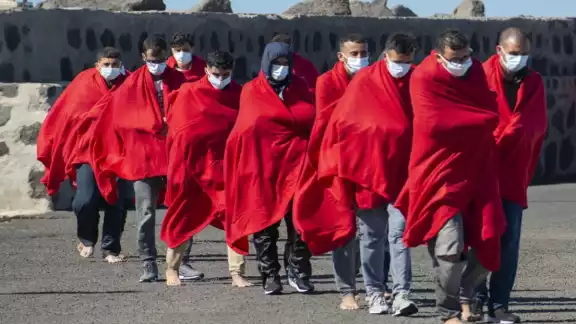 Las autoridades españolas encontraron a los migrantes africanos en altamar Las autoridades españolas encontraron a los migrantes africanos en altamar