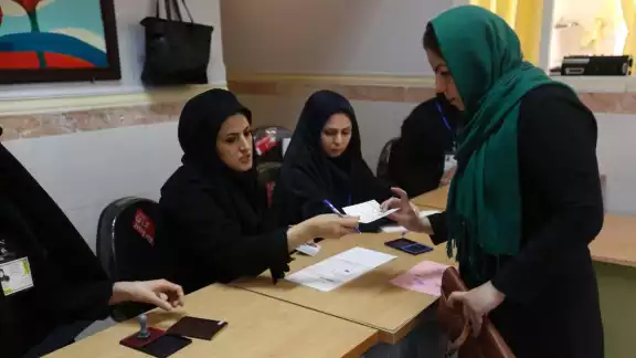 Irán endurece penas contra mujeres que decidan no usar en lugares públicos, el velo o hiyab Irán endurece penas contra mujeres que decidan no usar en lugares públicos, el velo o hiyab