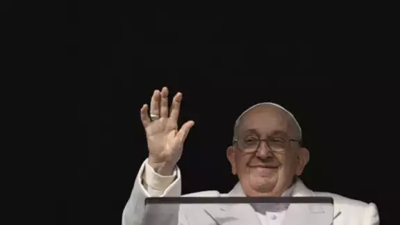 El Papa Francisco volvió a aparecer en la ventana del Palacio Apostólico para el rezo del Ángelus El Papa Francisco volvió a aparecer en la ventana del Palacio Apostólico para el rezo del Ángelus
