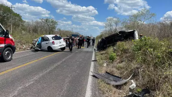 El choque dejó ocho heridos, tres menores y cinco adultos, así como la muerte de una mujer en la Mérida-Cancún