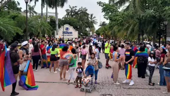Minutos antes de la hora establecida, los participaron se empezaron a congregar en el muelle de la avenida Constituyentes