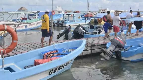 Pese a que el día se mantuvo mayormente nublado, los visitantes aguardaban para zarpar.