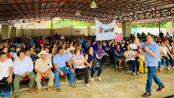 Más de 2 mil 500 personas se reunieron para escuchar al Amigo Libo Más de 2 mil 500 personas se reunieron para escuchar al Amigo Libo
