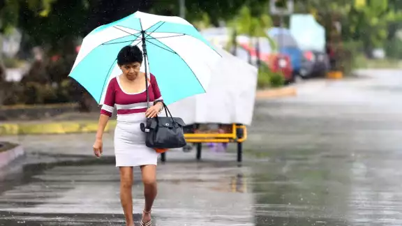 Se recomienda sacar el paraguas y el impermeable ante las fuertes lluvias