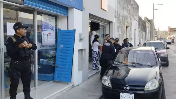 M.E.B.B informó que uno de los sujetos subió las escaleras de su casa y ella, con miedo, lo enfrentó y lo sacó