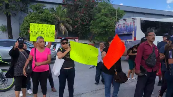 Los inconformes aseguraron que tienen planeado permanecer cerrando la circulación de un carril de la avenida Xcare