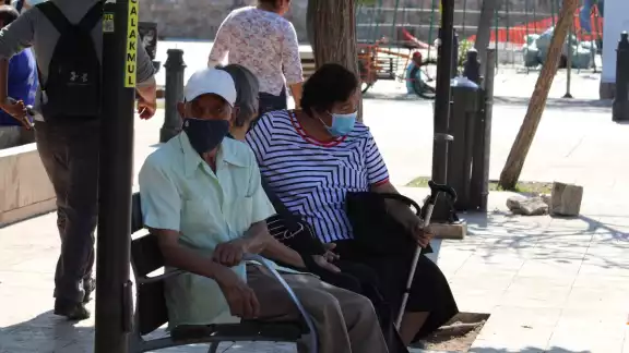 Las personas mayores de edad son importantes en el núcleo familiar por lo que hay que trabajar para no seguir con el abandono Las personas mayores de edad son importantes en el núcleo familiar por lo que hay que trabajar para no seguir con el abandono