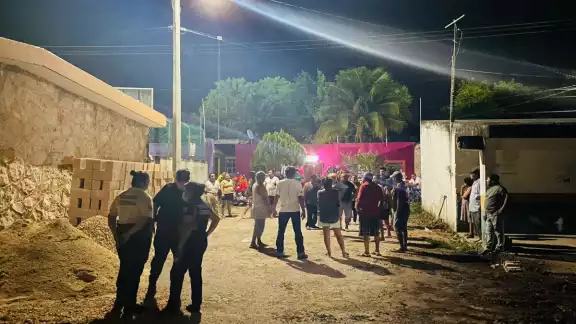Los habitantes estaban molestos, ya que se han quejado constantemente de que con esa construcción se cerraría una calle Los habitantes estaban molestos, ya que se han quejado constantemente de que con esa construcción se cerraría una calle