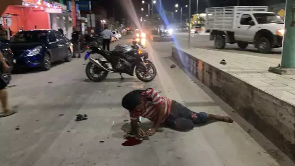 El ebrio resultó lesionado tras el impacto de la motocicleta