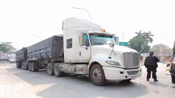 El tráiler fue remolcado por la grúa al corralón de la ciudad. El tráiler fue remolcado por la grúa al corralón de la ciudad.