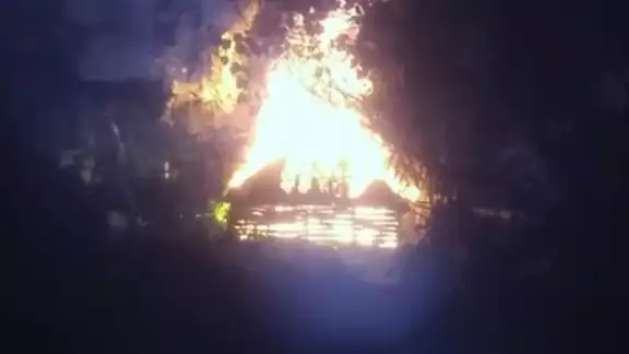 La dueña de la casa entró en crisis nerviosa al ver su casa incendiarse