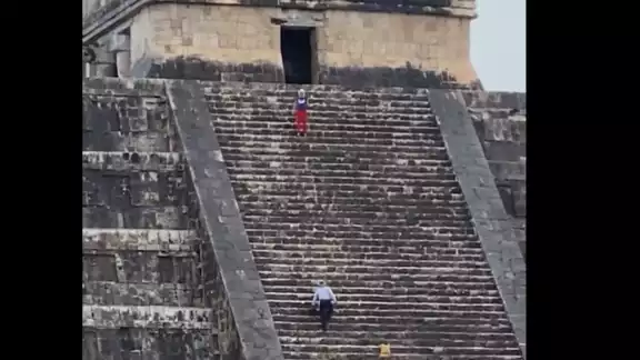 Mujer sube a la pirámide de Chichén Itzá; es abucheada y atacada por los asistentes Mujer sube a la pirámide de Chichén Itzá; es abucheada y atacada por los asistentes