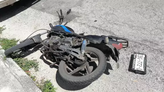 La motocicleta fue llevada al edificio policiaco para el deslinde de responsabilidades La motocicleta fue llevada al edificio policiaco para el deslinde de responsabilidades