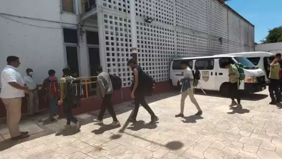 El traslado de los hombres fue realizado para evitar el hacinamiento en la Estancia Provisional de Cancún, mientras las autoridades migratorias definen su situación El traslado de los hombres fue realizado para evitar el hacinamiento en la Estancia Provisional de Cancún, mientras las autoridades migratorias definen su situación