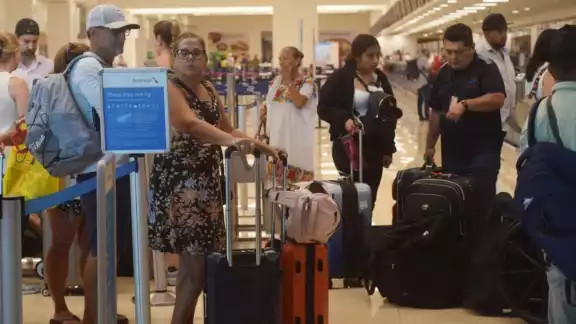 Los vuelos reportan más de dos horas de retraso
