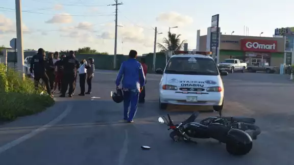 Motociclista impacta contra vehículo y sufre aparatosa caída en Progreso