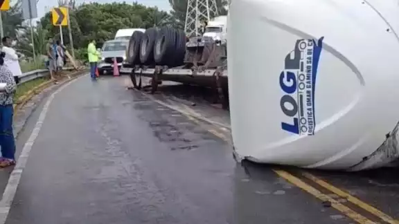 El trágico se vio interrumpido por más de dos horas en los que se lograba quitar el tráiler de la vía El trágico se vio interrumpido por más de dos horas en los que se lograba quitar el tráiler de la vía