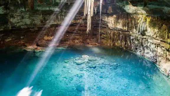En Yucatán existen cientos de cenotes con diferentes tonalidades de azul En Yucatán existen cientos de cenotes con diferentes tonalidades de azul