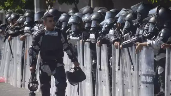 Equipados con máscaras antigas, escudos y gas lacrimógeno, elementos de la Guardia Nacional rodean las instalaciones de la Fiscalía de Guerrero ante el posible arribo de normalistas de Ayotzinapa Equipados con máscaras antigas, escudos y gas lacrimógeno, elementos de la Guardia Nacional rodean las instalaciones de la Fiscalía de Guerrero ante el posible arribo de normalistas de Ayotzinapa