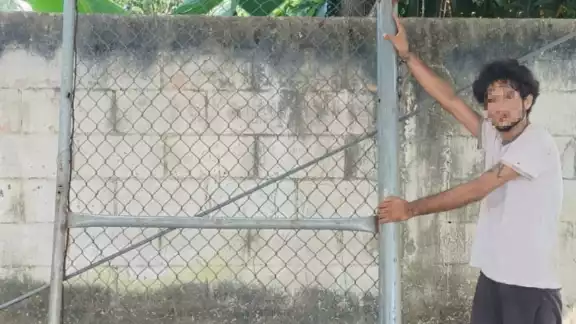 El hombre desprendió la reja de la cancha El hombre desprendió la reja de la cancha