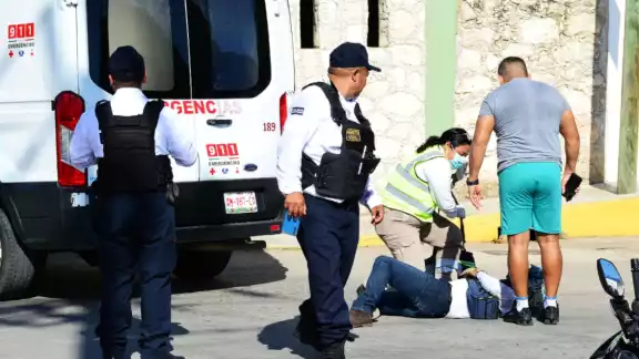 Al lugar llegaron paramédicos para darle los primeros auxilios Al lugar llegaron paramédicos para darle los primeros auxilios